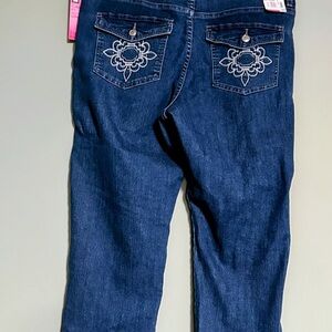Lee Capris Size 12 Classic Fit Just below waist fit
Embellishes on pockets New
